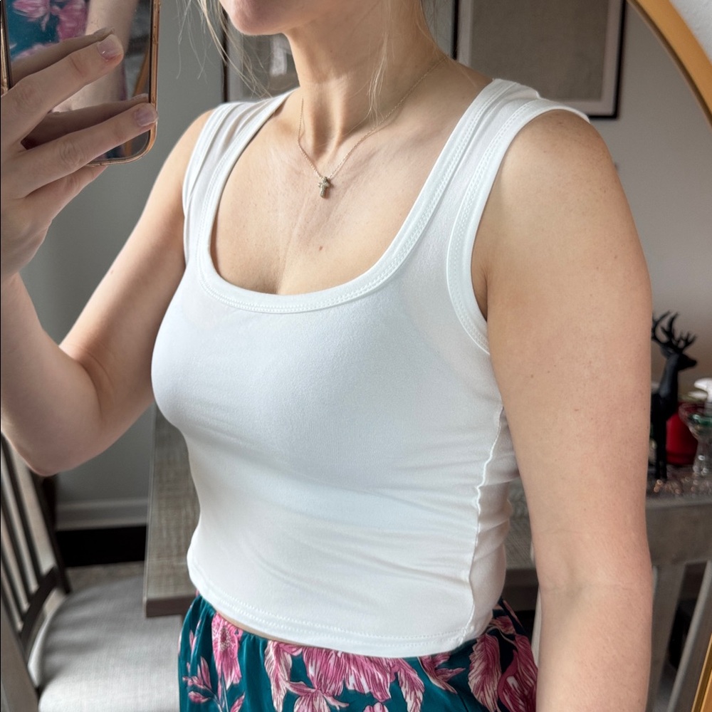 White Sleeveless Crop Top - Picture 2 of 3